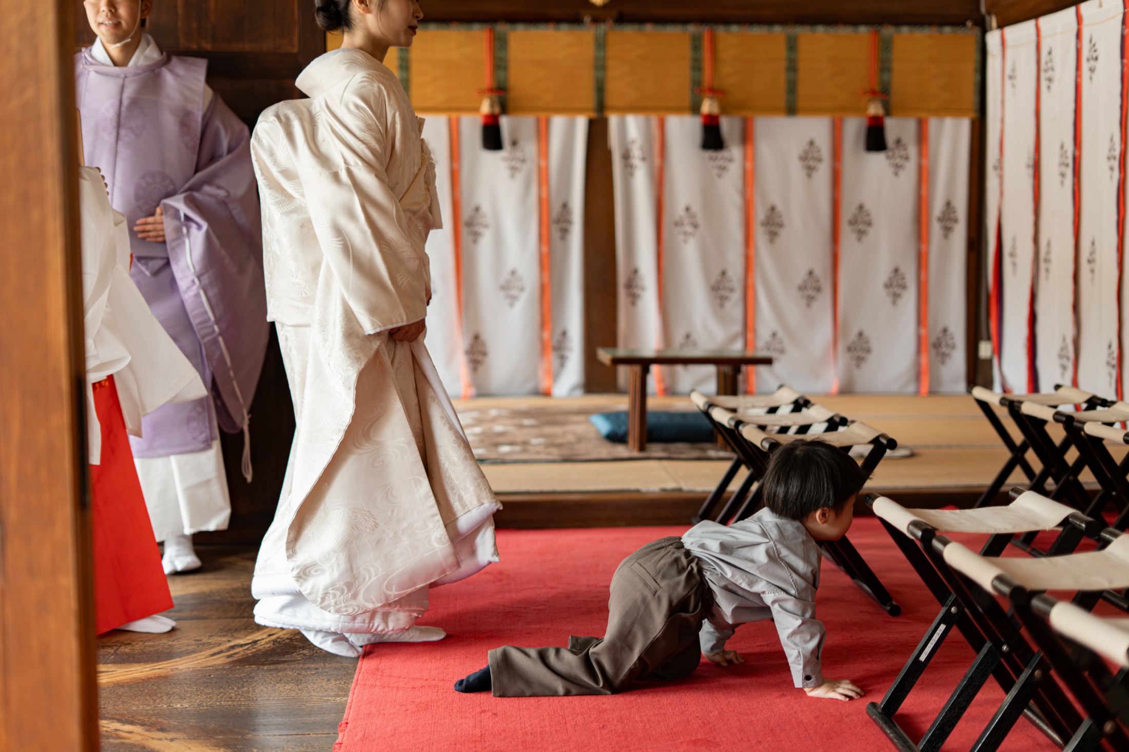 拝殿入口の新郎新婦