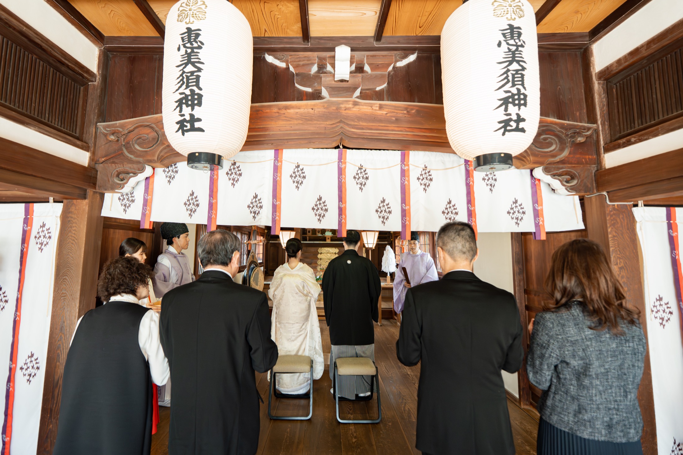 親族や友人が見守る神前式