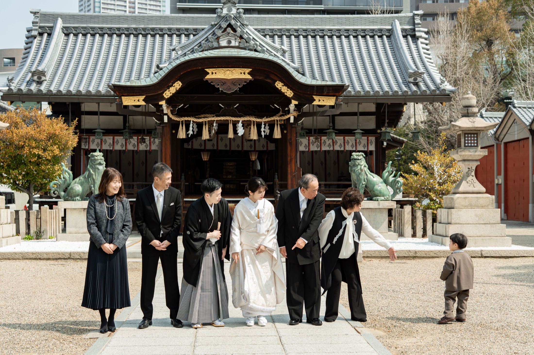拝殿前の新郎新婦と親族