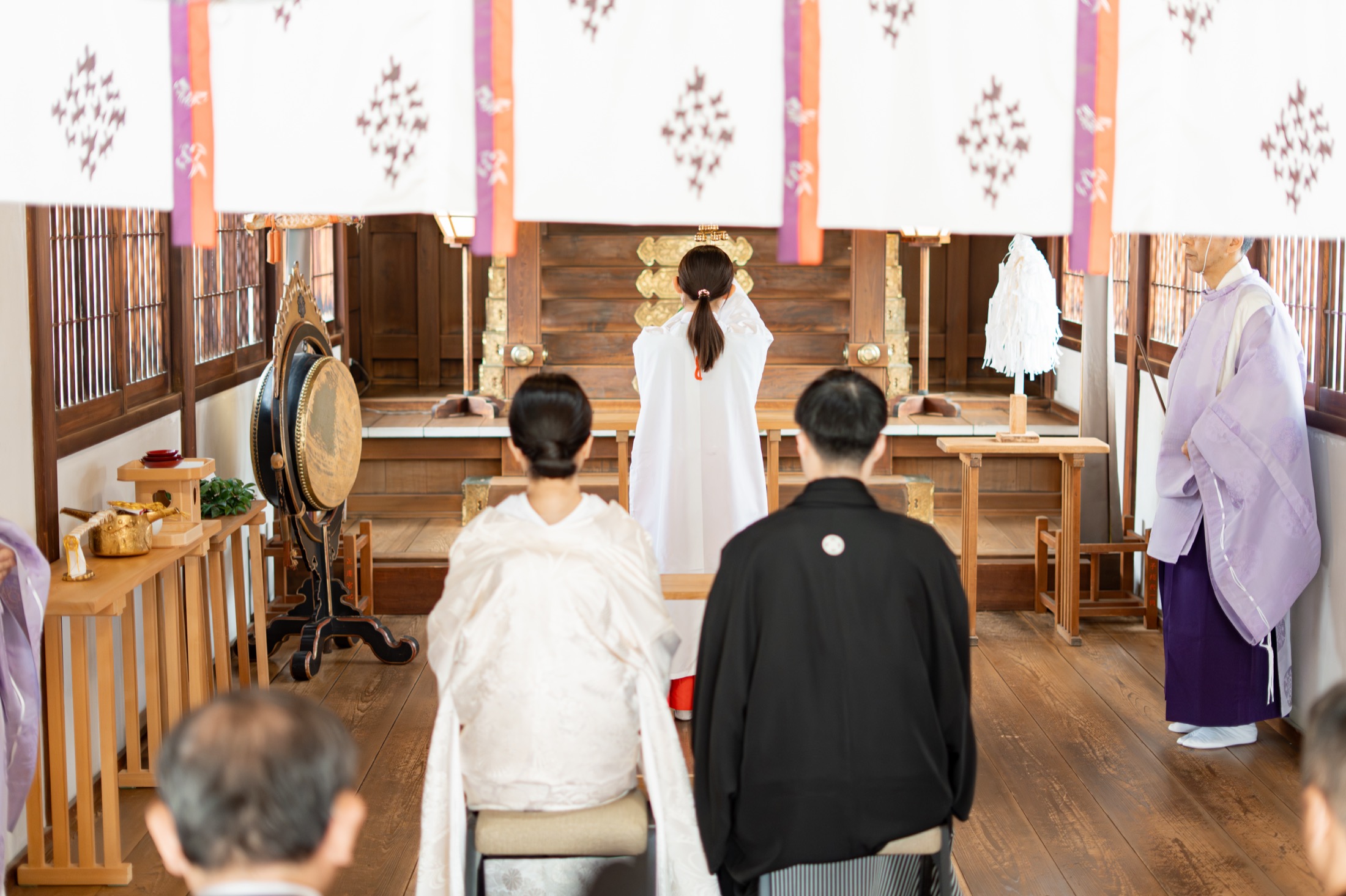 神前で祈る新郎新婦