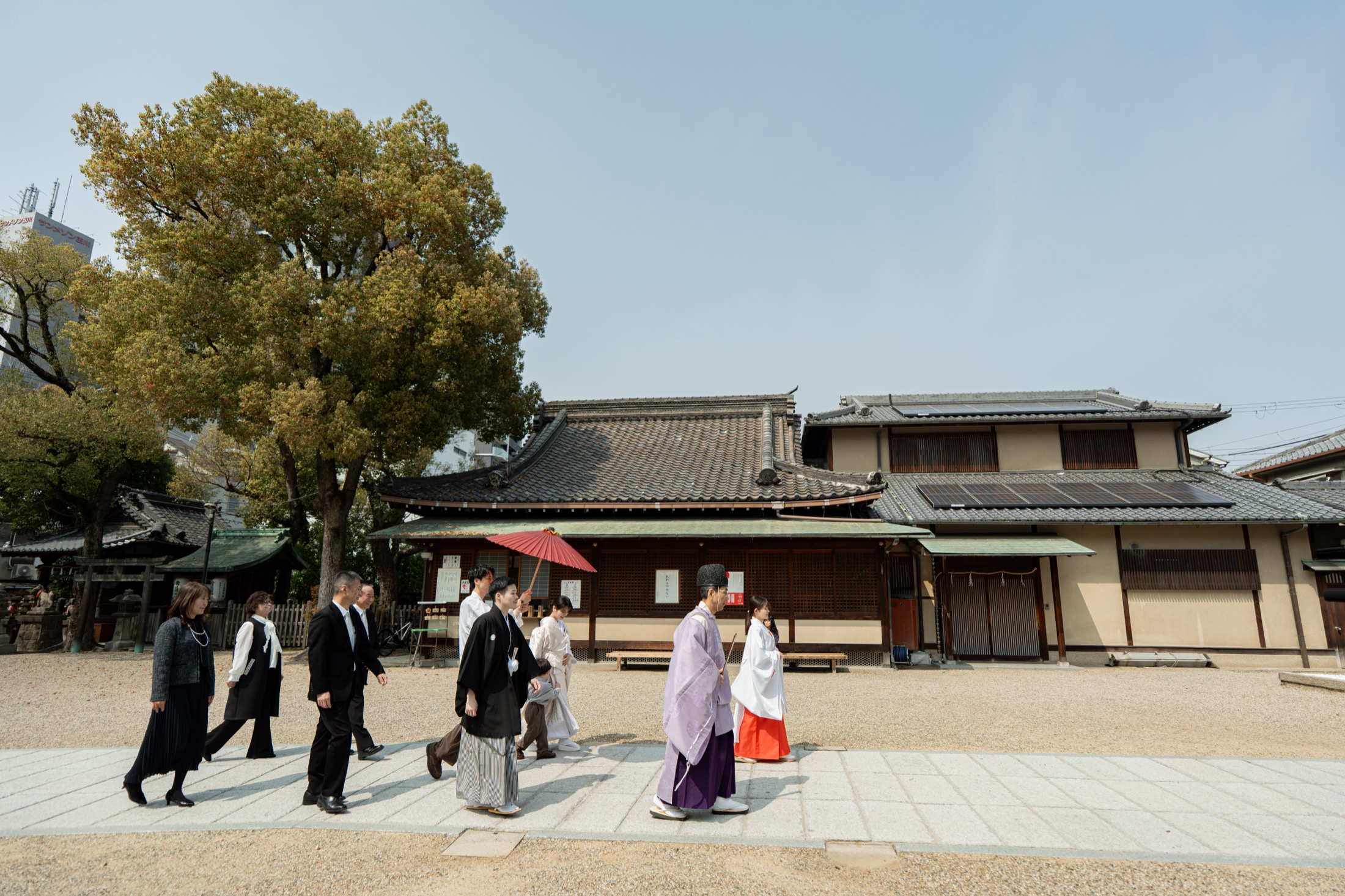 境内を進む新郎新婦と参列者